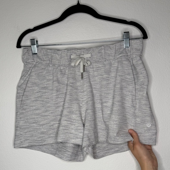 Lululemon On The Fly Shorts Wee Are From Space Ice Gray Alpine White Size 8 - Picture 2 of 4
